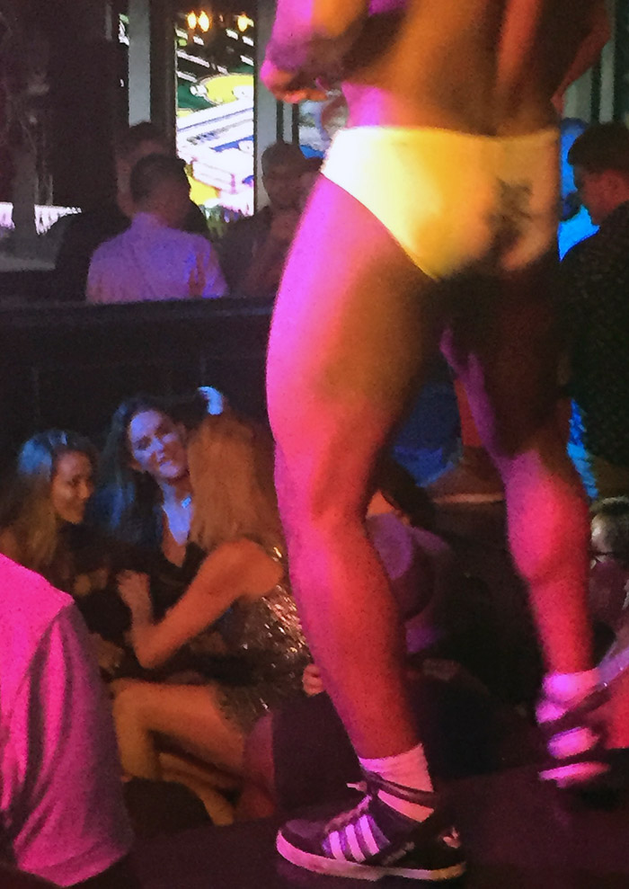 Caitlyn Jenner se diverte em bar de strip gay em Hollywood