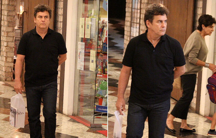 Com look todo preto, Marcos Frota passeia por shopping