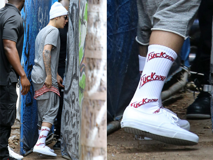  Justin Bieber usa meias com palavrões inscritos