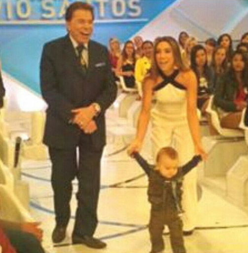 Filho de Patrícia Abravanel visita vovô Silvio Santos na TV