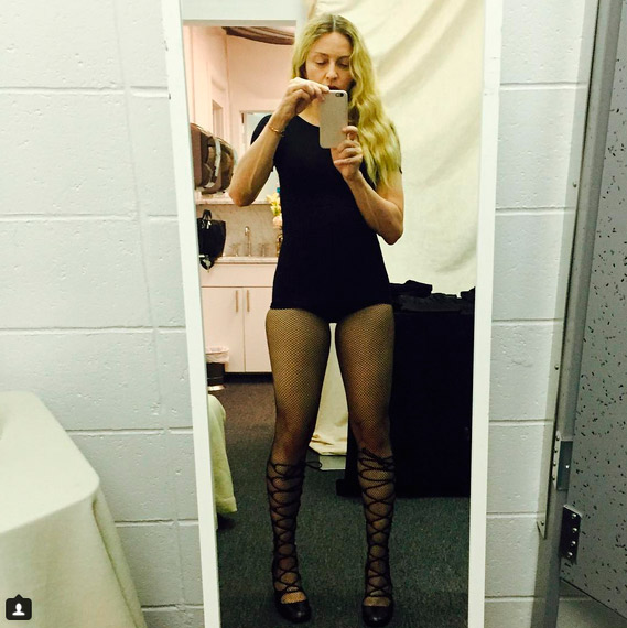 Madonna posta foto ousada com body preto