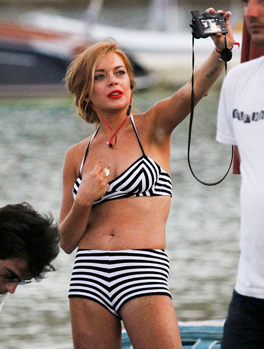 Lindsay Lohan usa ‘biquíni de vovó’ em praia na Grécia