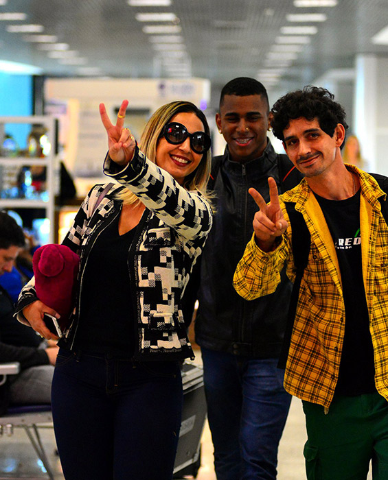 Valesca posa com fãs em dia de divas em aeroporto