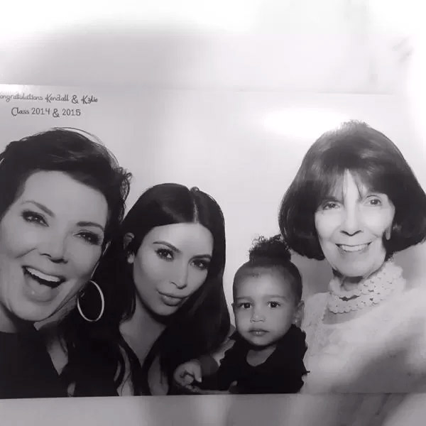 Kim Kardashian mostra 4 gerações do clã