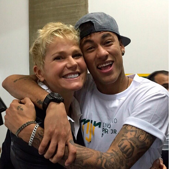 Xuxa grava na instituição de Neymar Jr.