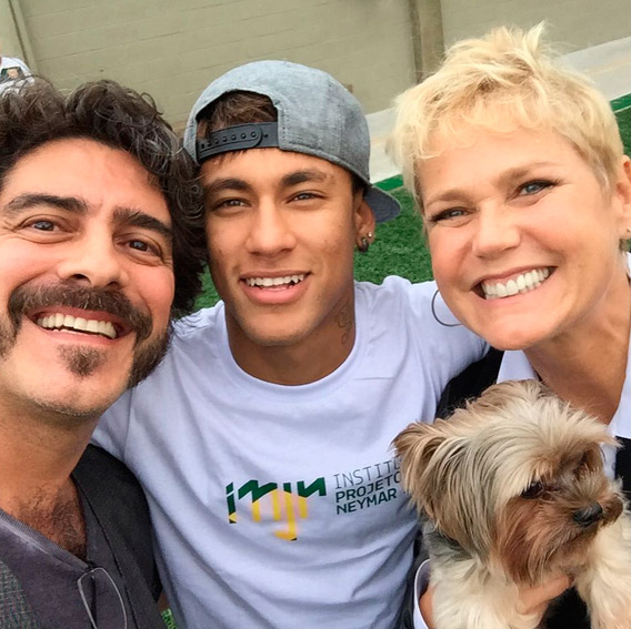 Xuxa grava na instituição de Neymar Jr.