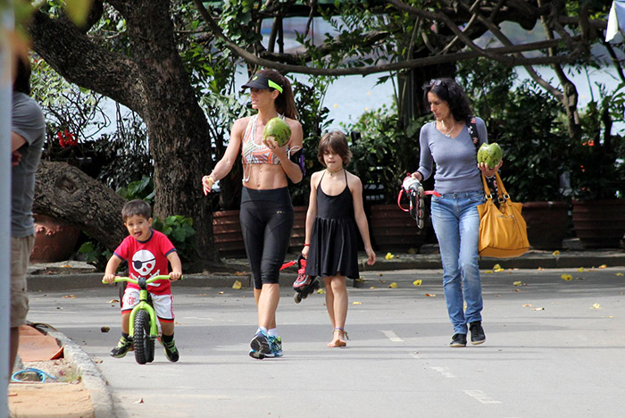 Com os filhos, Cynthia Howlett se exercita no Rio
