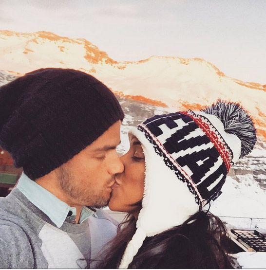 No Chile, ex-BBB Talita dá beijaço no namorado Rafael Licks