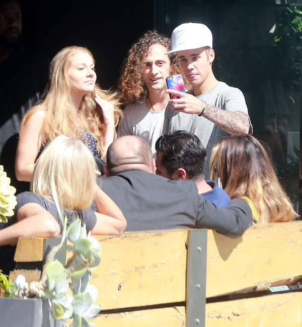 Justin Bieber atende fãs ao esperar em fila de restaurante