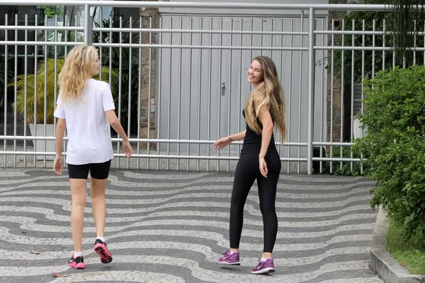 Yasmin Brunet e Rhaísa Batista se exercitam no Rio