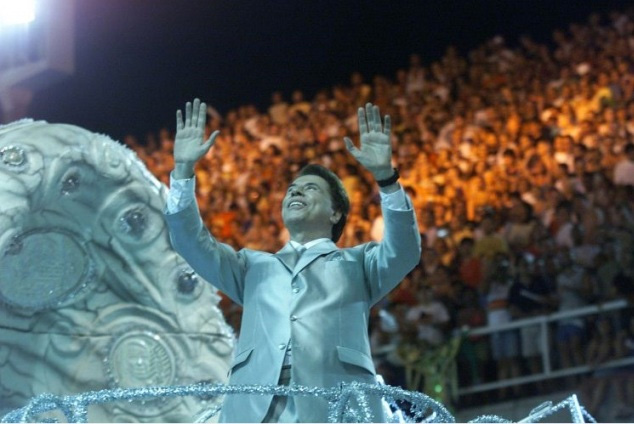 Silvio Santos procura terno que usou no Carnaval 2001