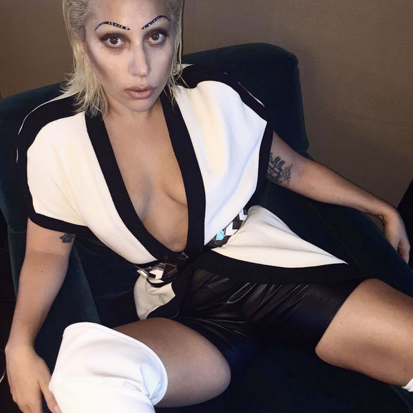 Lady Gaga posta fotos de visual exótico com sobrancelhas artísticas.