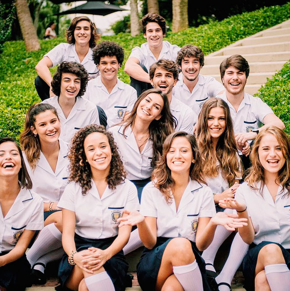 Giulia Costa esbanja simpatia com elenco da nova Malhação