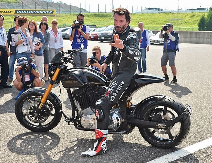 Keanu Reeves pilota sua super moto em corrida no Japão