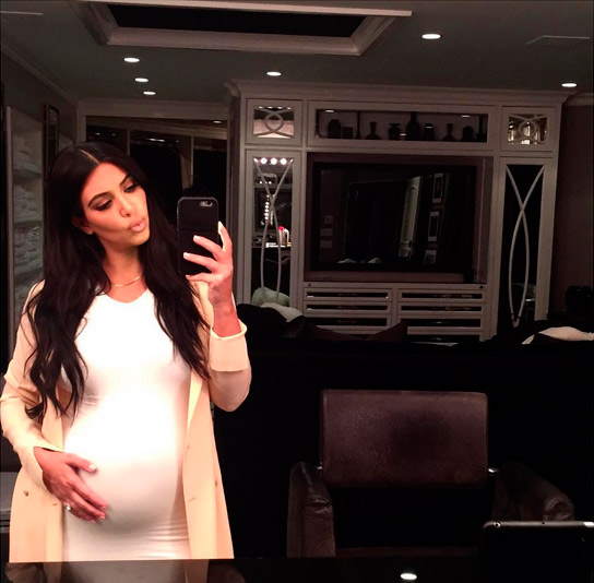 Kim Kardashian mostra o barrigão pela primeira vez