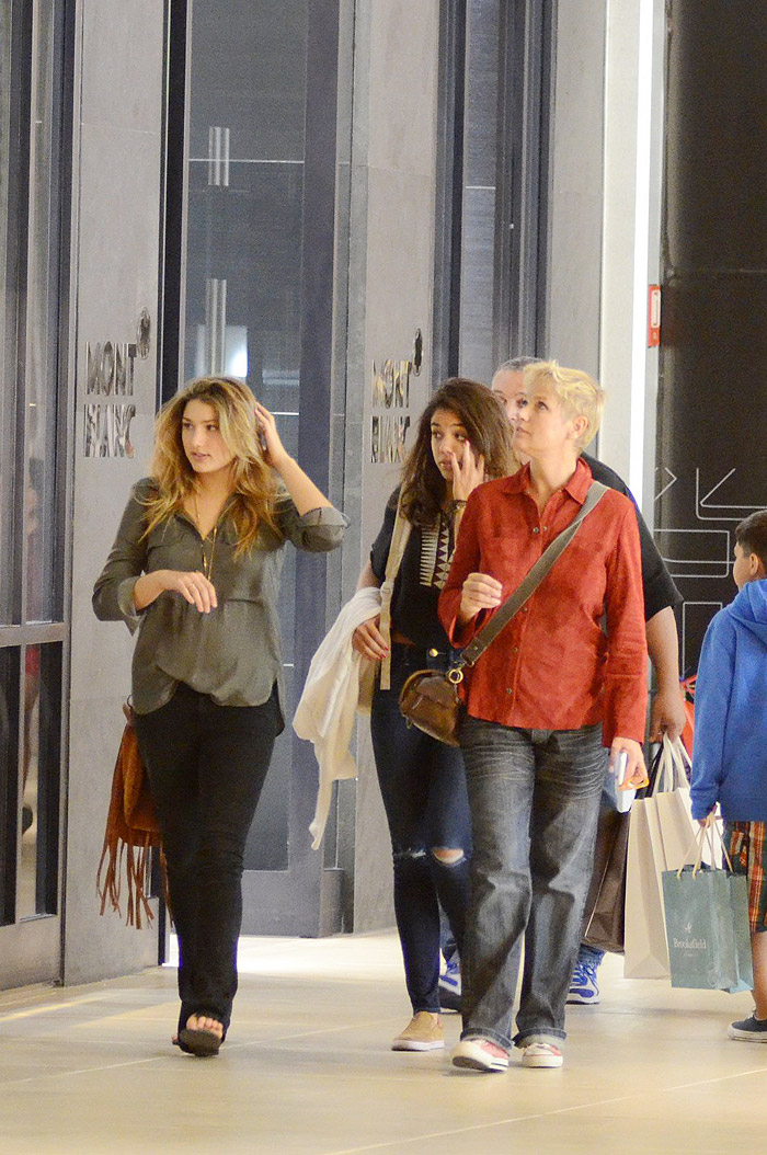 Xuxa vai às compras com a filha Sasha, no Rio