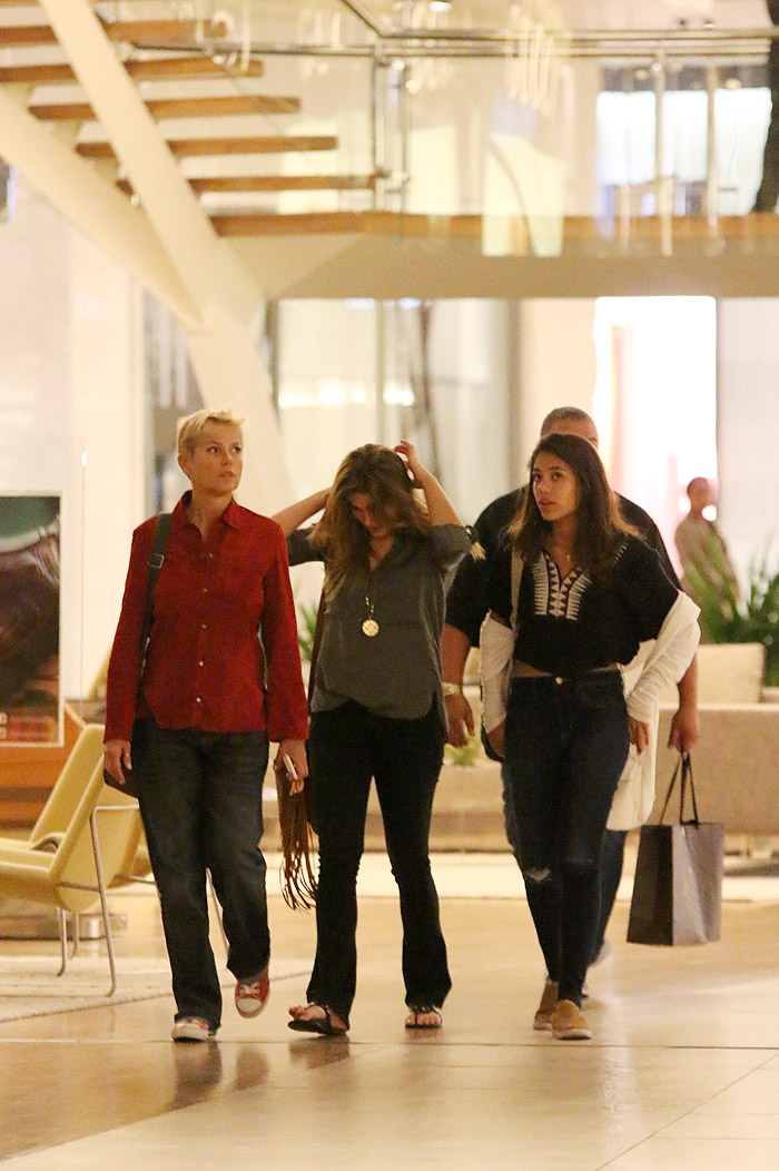 Xuxa vai às compras com a filha Sasha, no Rio