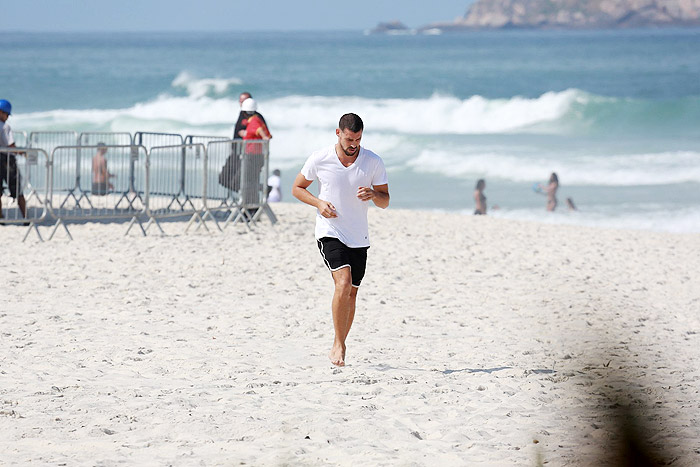 Cauã Reymond se exercita na areia da praia