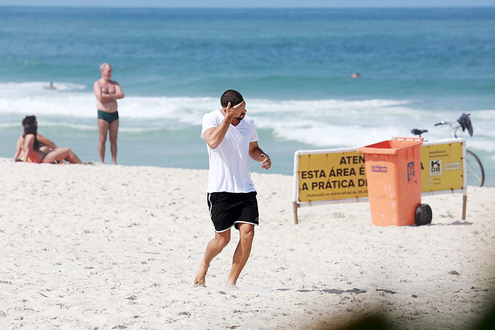 Cauã Reymond se exercita na areia da praia