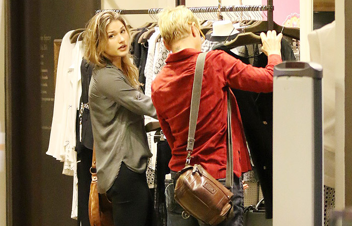 Xuxa e Sasha vão às compras juntas em shopping no Rio