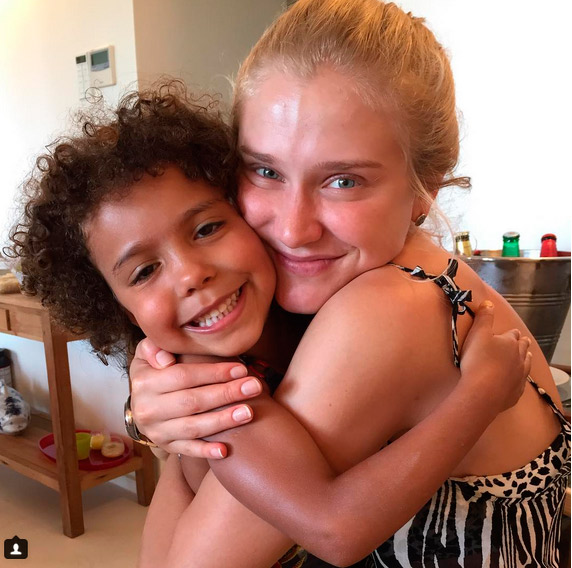 Fofas! Celina Locks dá abraço em Maria Alice, filha de Ronaldo