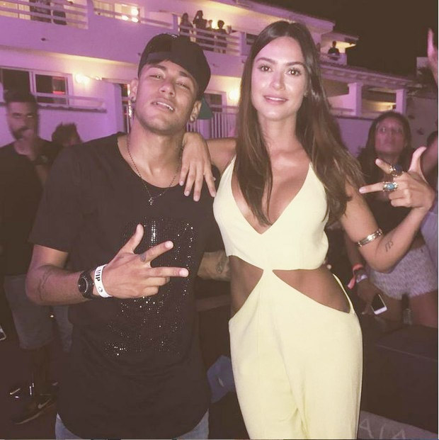  Neymar Jr. e Thaila Ayala se juntam para curtição em Ibiza