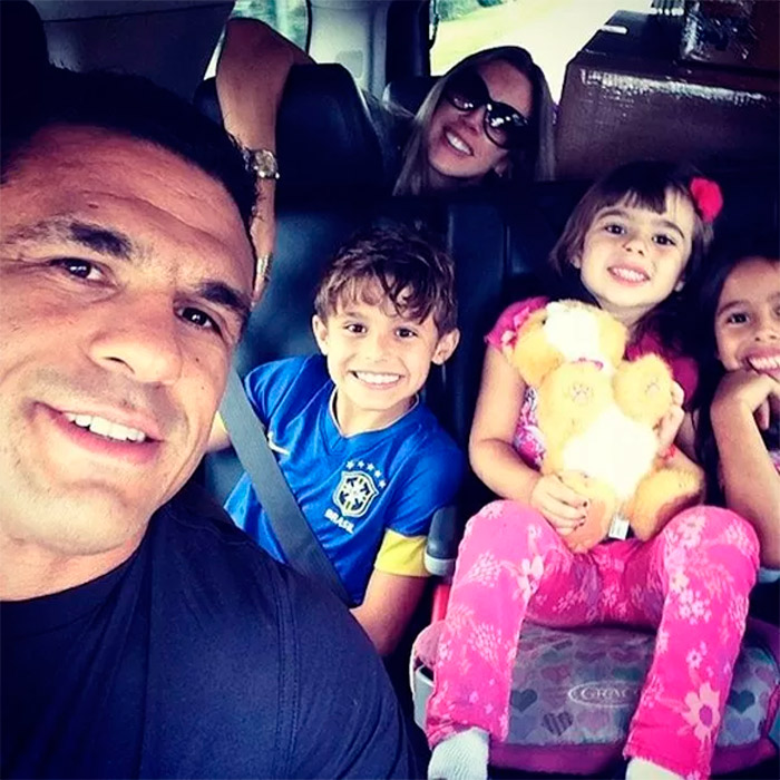 Vitor Belfort passeia com a família completa 