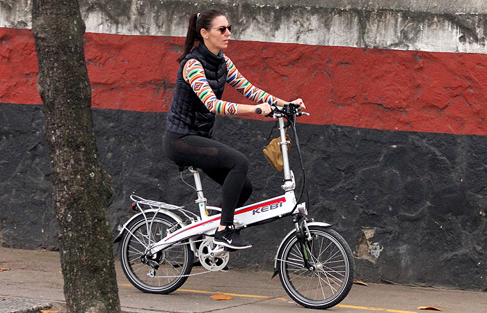 Estilo! Glenda Kozlowski pedala com body colorido no Rio 