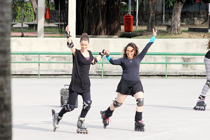 De patins, Nathalia Dill grava programa com Angélica
