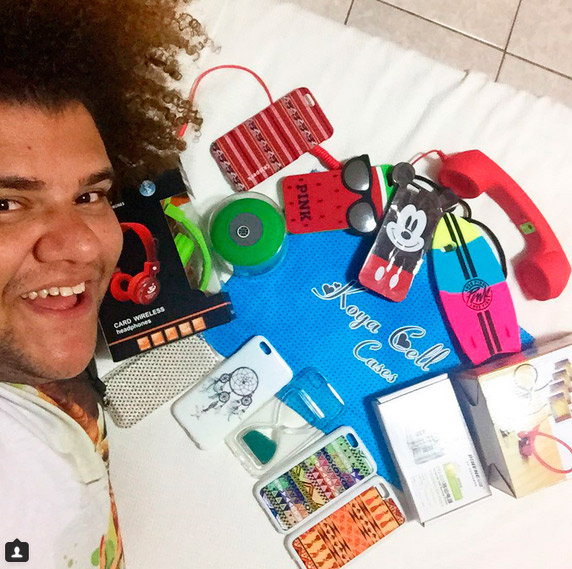 Gominho posa com presentes que ganhou em Fortaleza