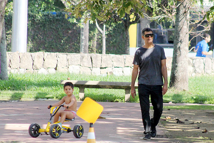 Eduardo Moscovis se diverte com o filho Rodrigo, no Rio