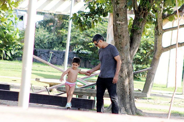 Eduardo Moscovis se diverte com o filho Rodrigo, no Rio