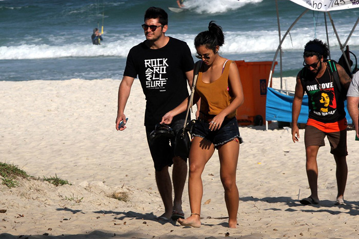  Bruno Gissoni e Yanna Lavigne aproveita sol carioca na praia