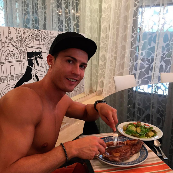 Cristiano Ronaldo mata saudades de 'comida caseira'