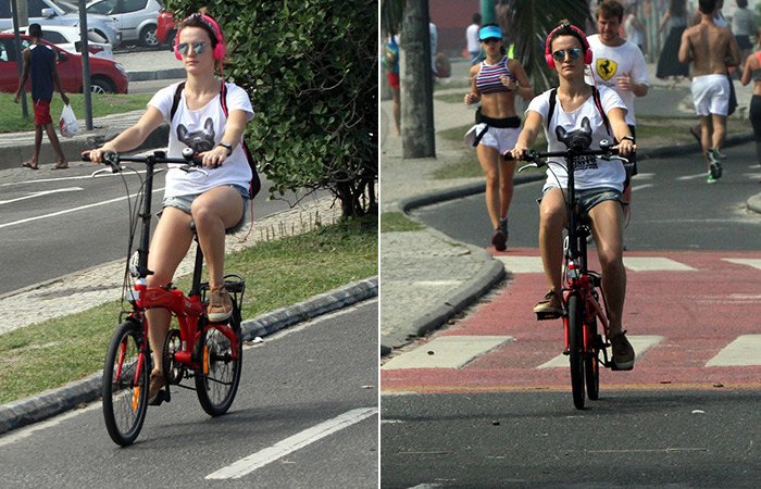 Bianca Bin pedala no calçadão, ouvindo música