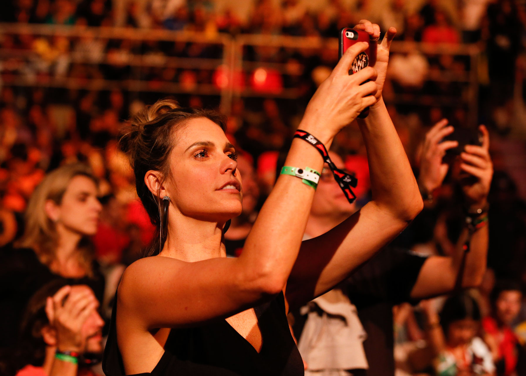 UFC no Rio: Fernanda Lima registra os melhores momentos em seu celular