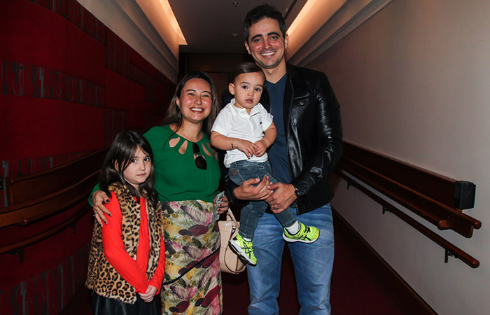 Karina Sato, irmã de Sabrina Sato com o filho Felipinho, o marido Felipe Abreu e uma prima