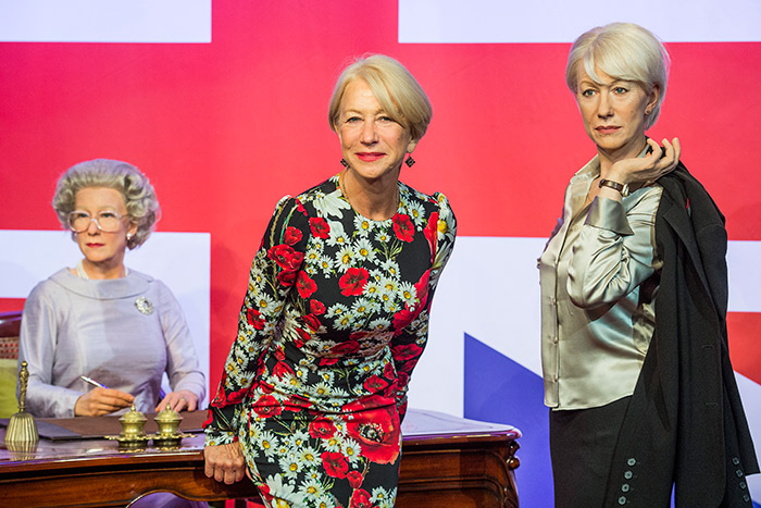 Em Londres, Helen Mirren posa ao lado de suas estatuas de cera