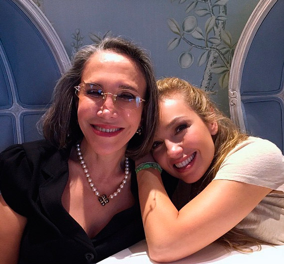 Thalía se reencontra com viúva do Chaves em Nova York 