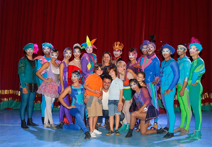 Rodrigo Lombardi vai ao circo com a família