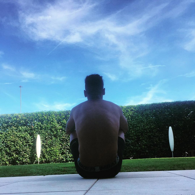Neymar faz oração antes de começar a semana
