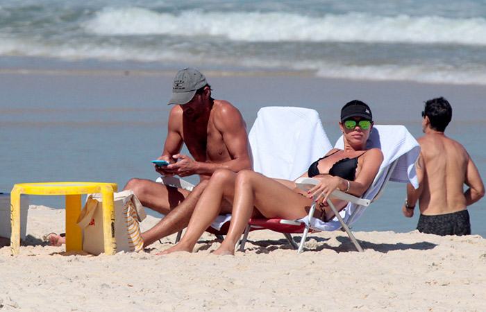 Giba e Maria Luiza Daudt curtem praia juntinhos