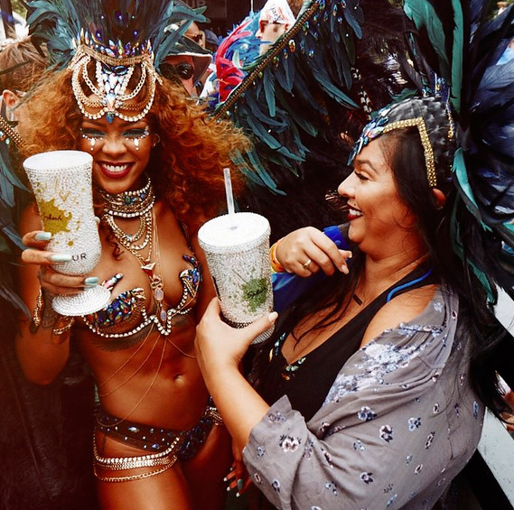  Rihanna usa look pra lá de ousado em Carnaval de Barbados