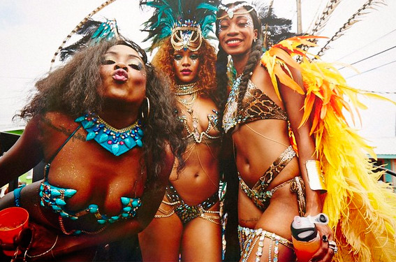  Rihanna usa look pra lá de ousado em Carnaval de Barbados