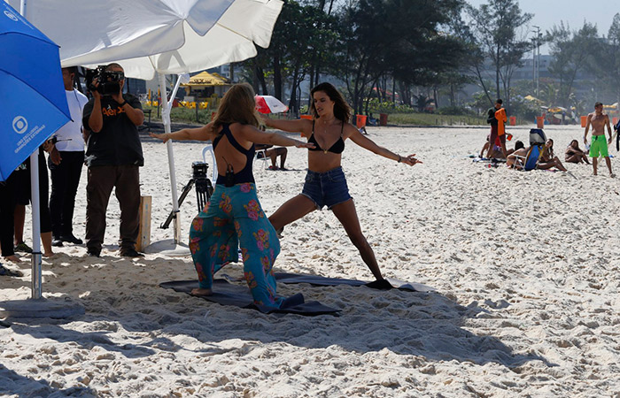 Alessandra Ambrósio e Angélica praticam yoga na praia do Recreio dos Bandeirantes