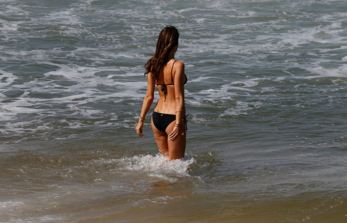 Alessandra Ambrósio se prepara para um mergulho na água fria