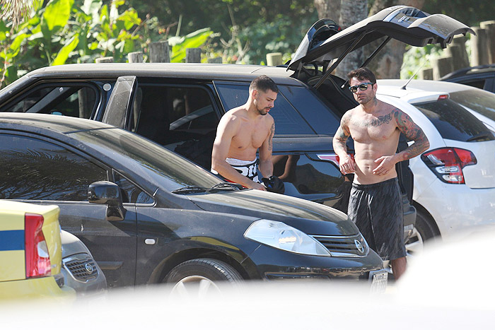 Cauã Reymond troca de roupa em estacionamento 