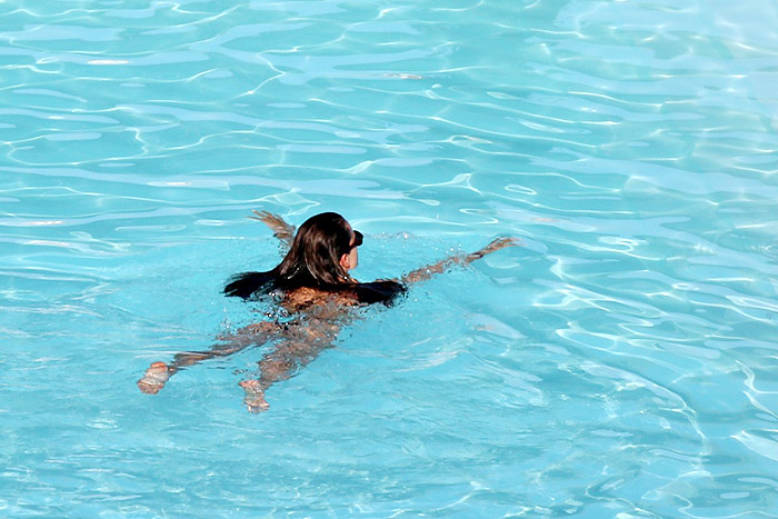 Alessandra Ambrósio curte piscina de hotel