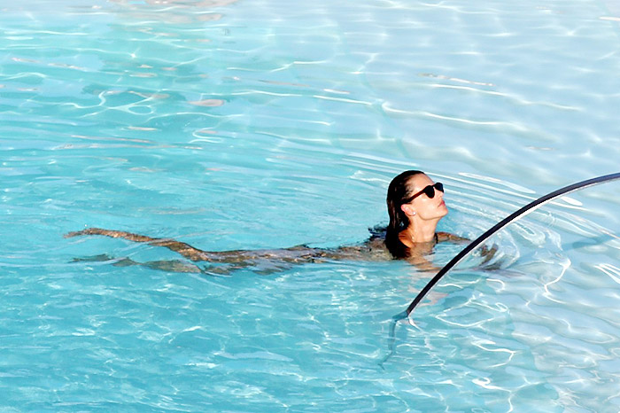 Alessandra Ambrósio curte piscina de hotel