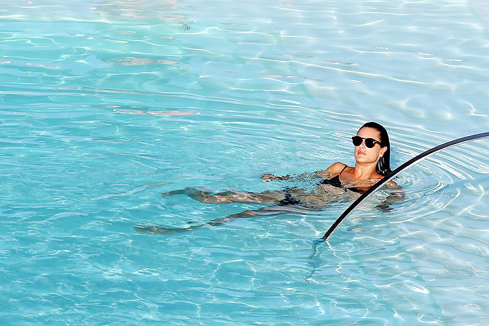 Após gravação, Alessandra Ambrósio curte piscina de hotel